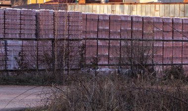 Şantiye ve tuğla yapımı için depolama.