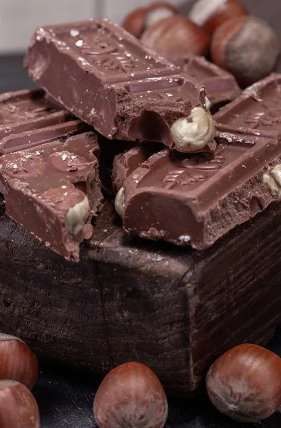 Gran Cantidad Chocolate Con Leche Con Avellanas Enteras Chocolate Arreglado — Foto de Stock