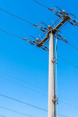 Bir alanda güç hatları olan yüksek voltajlı direkler. Şehre enerji sağlamak.