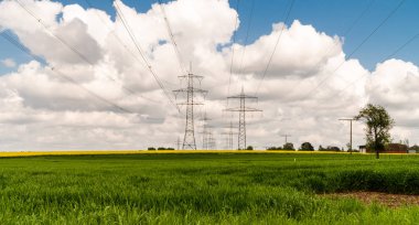 Bir alanda güç hatları olan yüksek voltajlı direkler. Şehre enerji sağlıyor. Enerjik güvenlik.