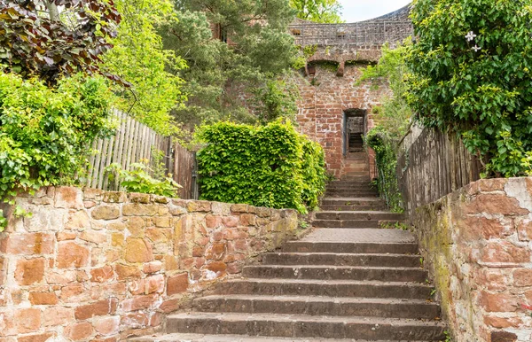 Bavyera anıtları. Eski bir kalenin kalıntıları. Taş burcunun görünümü. Taş bir ortaçağ binası. Almanya Tarihi.