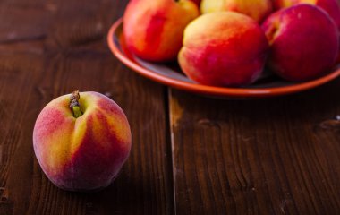 Taze ve olgun şeftali. Bir tabak tabak tabak tabak tabak tabak tabak tabak tabak tabak tabak tabak tabak tabak tabak tabak tabak tabak tabak tabak tabak tabak tabak tabak tabak tabak tabak tabak tabak tabak tabak tabak tabak tabak tabak tabak tabak Rustik mutfak.