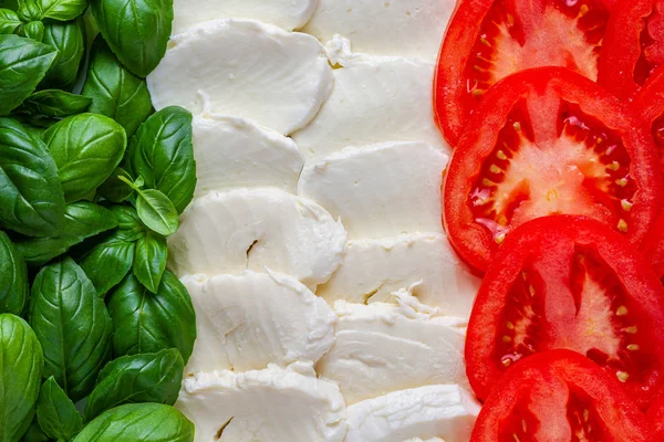 Frischer Salat Mit Mozzarella Mozzarella Mit Tomaten Und Basilikum Vegetarisches Stockbild