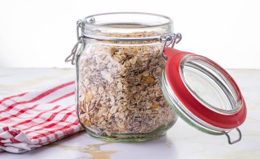 Kahvaltıiçin Müsli. Meyve kahvaltısı. Sağlıklı yemek. Kavanozda kahvaltılık gevrek. Müsli beyaz bir arka plan üzerinde. Izole.