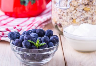 Taze meyveler ve doğal yoğurt. Kahvaltılık gevrek. Kahvaltıiçin Müsli. Sağlıklı yemek.