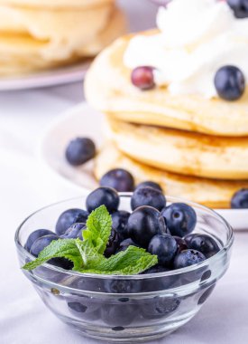 Ev yapımı krep. Kahvaltıda krep, yaban mersini krepleri. Ev kahvaltısı. Tatlı bir yemek. Vejetaryen yemek. 