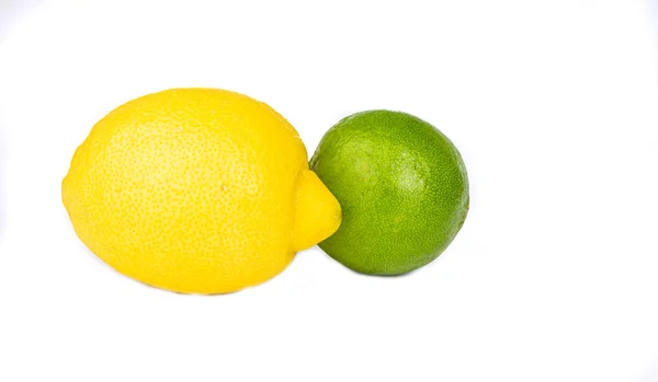 柠檬和酸橙 酸性水果 富含维生素C的水果 新鲜柑橘类水果 热带水果 带背景的隔离 — 图库照片