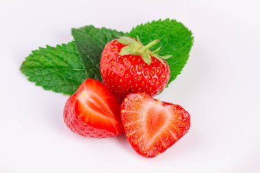 Sulu çilek. Olgun, kırmızı meyve. Arka planda yalıtılmış. Tatlı için meyve. Dondurma malzemesi. Diyet meyve. Hamur için çilek.