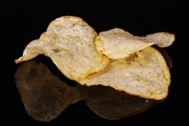 Gevrek patates cipsi. Patates ile tabak. Yağda kızarmış. Slone ve lezzetli.