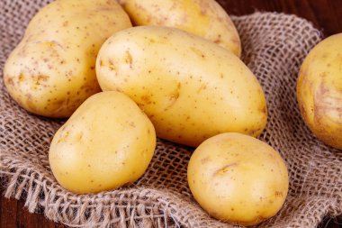 Genç patates. Organik büyüyen patates. Çiftçi patates. Bir çuval patates. Affective gıda.