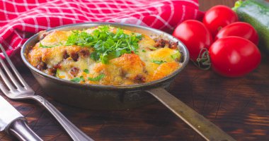 Kıyma ve kabak ile güveç. Pişmiş mozzarella. Sıcak bir akşam yemeği. Tüm aile için güzel bir akşam yemeği.