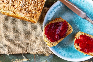 Sabah yemeği. Hızlı bir kahvaltı. Reçelli sandviç. Sandviç ve sıcak kahve.