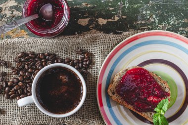 Sabah yemeği. Hızlı bir kahvaltı. Reçelli sandviç. Sandviç ve sıcak kahve.