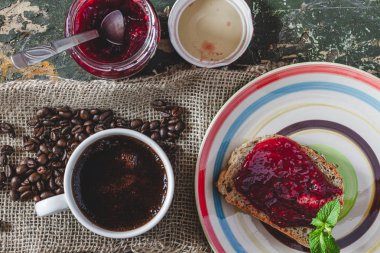 Sabah yemeği. Hızlı bir kahvaltı. Reçelli sandviç. Sandviç ve sıcak kahve.