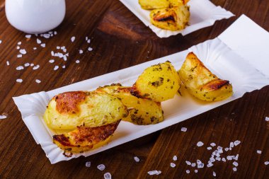 Fırında patates. Otlarda patates. Sıcak patates kızartması. Akşam yemeği için patates. Fırında sebze.