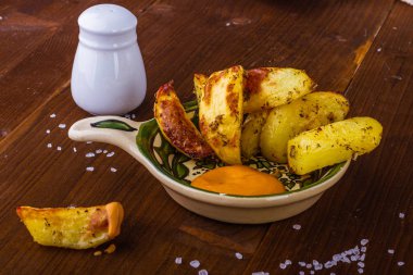 Fırında patates. Otlarda patates. Sıcak patates kızartması. Akşam yemeği için patates. Fırında sebze.