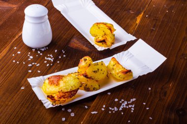 Fırında patates. Otlarda patates. Sıcak patates kızartması. Akşam yemeği için patates. Fırında sebze.