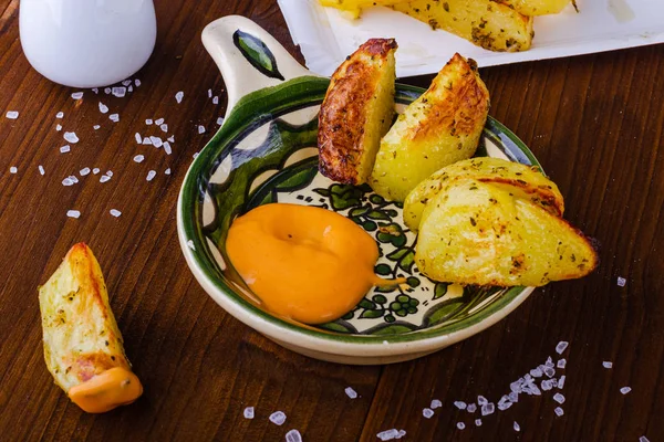 Fırında patates. Otlarda patates. Sıcak patates kızartması. Akşam yemeği için patates. Fırında sebze.