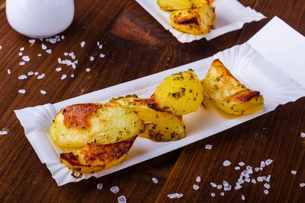 Fırında patates. Otlarda patates. Sıcak patates kızartması. Akşam yemeği için patates. Fırında sebze.