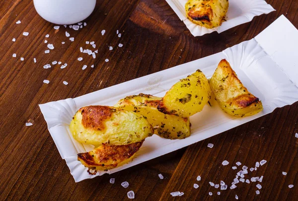 Fırında patates. Otlarda patates. Sıcak patates kızartması. Akşam yemeği için patates. Fırında sebze.