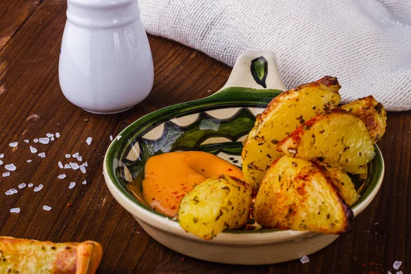 Fırında patates. Otlarda patates. Sıcak patates kızartması. Akşam yemeği için patates. Fırında sebze.