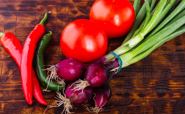 Taze sebzeler. Çorba için sebze. Çevre dostu bitkiler. Organik yetiştiriciliğinden. Vitamin diyeti.