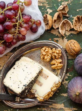 Meyve li ve fındıklı peynir. Lezzetli bir başlangıç. Şarap ilavesi. Etsiz yemek. Peynir için üstten fotoğraf. Fransız peynirleri. Peynirli taze meyve. Sağlıklı süt ürünleri.