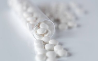 Çeşitli şekillerde ilaçlar. Çok sayıda tablet. Reçeteli haplar. İlaç üretimi. Eczaneden alışveriş. Arka plandan izole edilmiş. Beyaz arkaplanda tabletler.