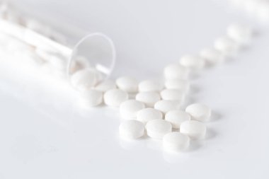 Çeşitli şekillerde ilaçlar. Çok sayıda tablet. Reçeteli haplar. İlaç üretimi. Eczaneden alışveriş. Arka plandan izole edilmiş. Beyaz arkaplanda tabletler.