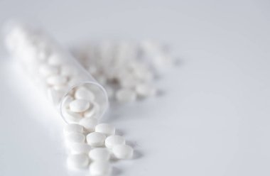 Çok sayıda tablet. Reçeteli haplar. İlaç üretimi. Eczaneden alışveriş. Arka plandan izole edilmiş. Beyaz arka planda tabletler. Çeşitli şekillerde ilaçlar. Eczacılık..