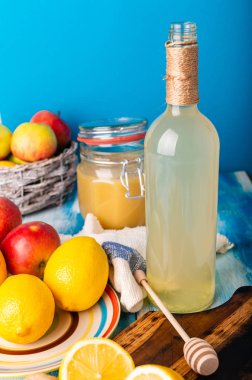 Zencefilli su. Limonlu, zencefilli ve ballı sağlıklı bir içecek. Doğal enerjiyle. Sabah uyanışı. Sıvı sağlık. Cam şişede iç..