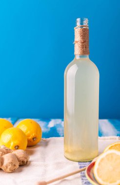 Zencefilli su. Limonlu, zencefilli ve ballı sağlıklı bir içecek. Doğal enerjiyle. Sabah uyanışı. Sıvı sağlık. Cam şişede iç..