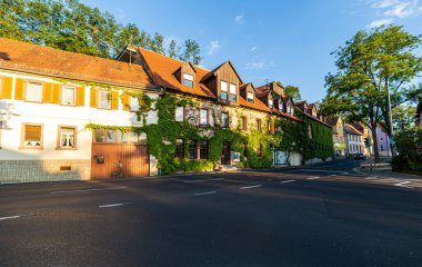 Almanya 'da Bavyera' da küçük bir otel. Ucuz yataklar. Bina sarmaşıkla kaplı. Almanya turu. Dinlenme yeri.