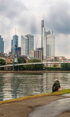 Frankfurt 'taki gökdelenler. Modern mimari. Nehrin üzerindeki ağaçlar ve çalılar. Gerçek bir sevkiyat. İç sular.