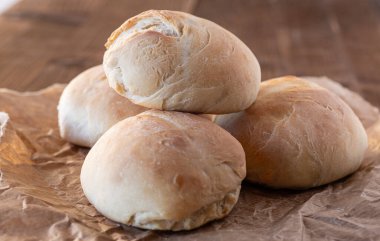 Ev yapımı buğday ekmeği. Taze ekmek. Ev yapımı hamur işleri. Birlikte yemek pişirmek ve pişirmek. Tuzlu börek. Sepette ekmek var..