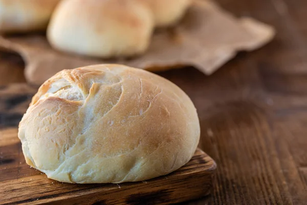 自家製小麦ロール 新鮮なパンだ 自家製ペストリー 一緒に料理やベーキング 塩巻きだ 籠の中のパン — ストック写真