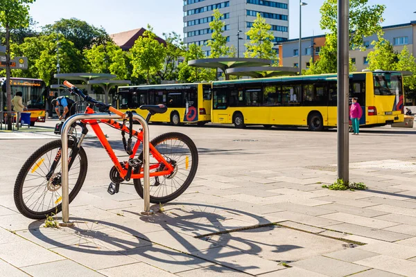 Gelbe Busse Der Bushaltestelle Nahverkehr Deutschland Eine Stadt Hessen Stockbild