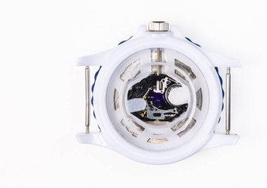 Beyaz arka planda beyaz bir saat. Arka plandan izole edilmiş. Zamanlayıcı içi, makro fotoğrafçılık.