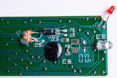 Diyotlu elektronik tahta. Beyaz ve kırmızı LED. Entegre devreler ve direnişçiler. Döndürülmüş TV uzaktan kumandası.