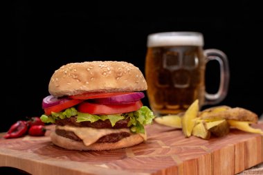 Bira ile bir masada patates ile Hamburger