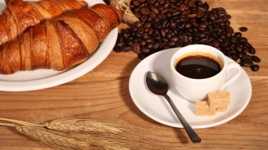 Beyaz kahve ve kruvasan