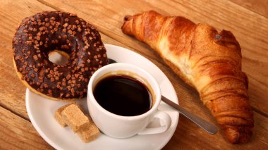 Beyaz kahve ve kruvasan