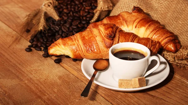 Café tasse blanche et croissants — Photo