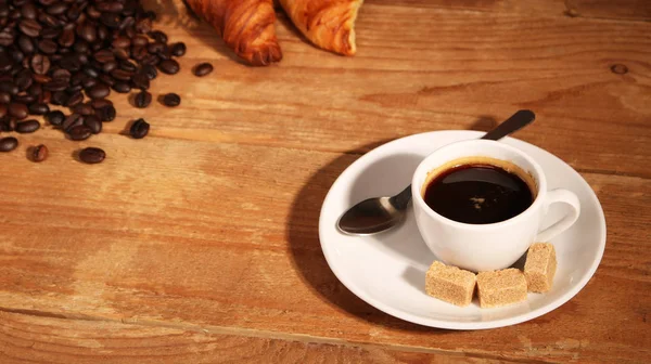 Taza de café blanco y croissants —  Fotos de Stock