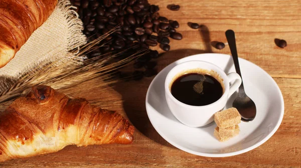 Café tasse blanche et croissants — Photo