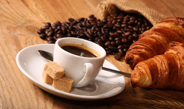 Café tasse blanche et croissants — Photo