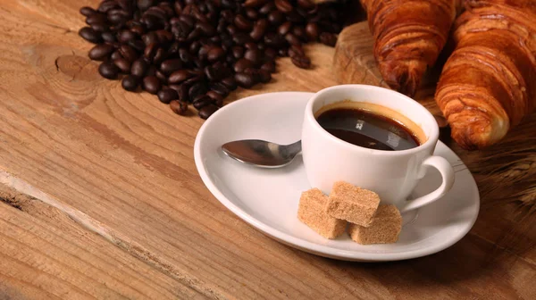 Taza de café blanco y croissants —  Fotos de Stock