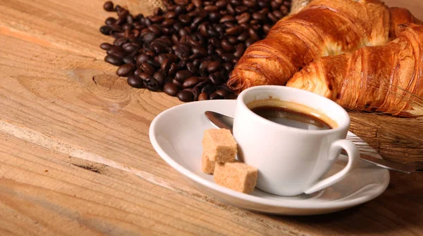 Café tasse blanche et croissants — Photo