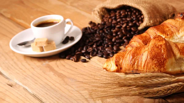 Kaffee weiße Tasse und Croissants — Stockfoto