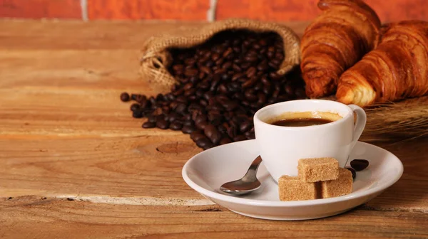 Taza de café blanco y croissants —  Fotos de Stock